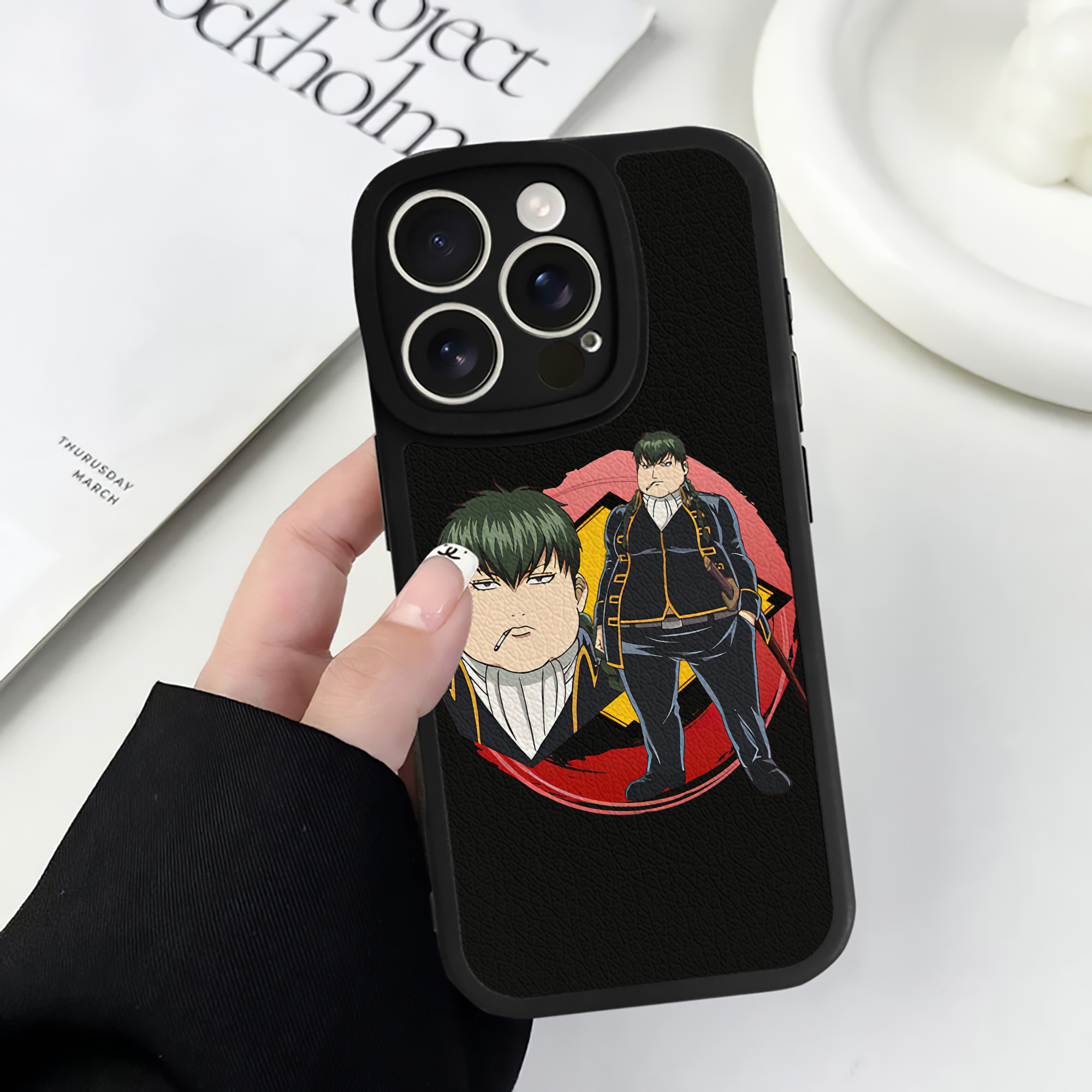 （画像用） ぎんたま 坂田銀時（さかたぎんとき） 神楽 志村新八（しむら しんぱち） GINTAMA Sakata Gintoki Kagura Shimura Shinpachi 【iPhone 16シリーズ対応】シリコンスマホケース（レザー調） 材質：シリコン